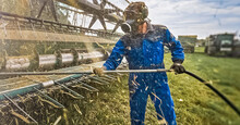 Prevención de incendios gracias a la limpieza de los equipos agrícolas con compresores de aire – prevención eficaz de incendios y más seguridad.